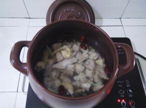 砂锅里的水再次烧开，放入鸡块，大火煲10分钟