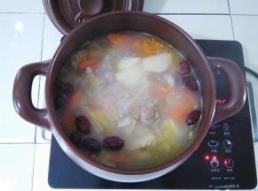 煲够时间关火，利用电陶炉的余温再煲一会就可以开吃了