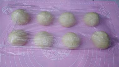 面团平均分成8个，滚圆盖上保鲜膜松弛15分钟。