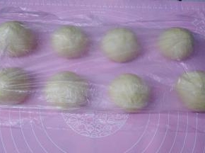 面团平均分成8个，滚圆盖上保鲜膜松弛15分钟。