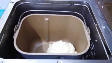 和面完成，已经是光滑的面团了，面包机自动进入发酵，时间20分钟（发面包括和面加一次发酵，不用动面包机的任何程序）