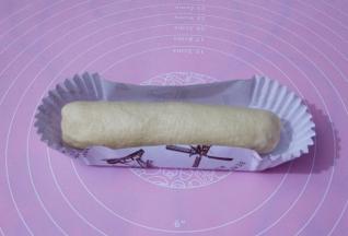 放到合适的模具里，如果没有这个纸托模具，可以直接放烤盘上，要预留出合适的位置。