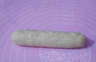 卷到顶部，把收口处捏紧，两头捏紧，不要让火腿肠露出来。