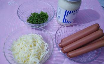 面团发酵的间隙可以准备材料，把香葱叶洗净切小段，马苏里拉奶酪提前软化，火腿肠去外包装