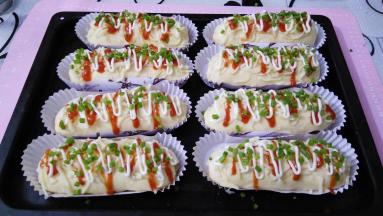 依次撒上马苏里拉奶酪，挤上番茄酱，沙拉酱，撒一点香葱叶，就可以进烤箱了