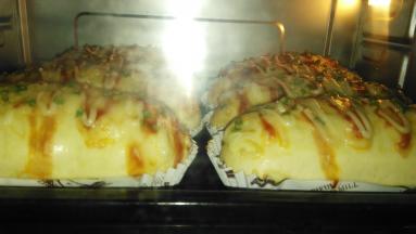 烤箱设置上火180度，下火150度，时间20分钟，这是烤了大概15分钟的图，颜色很漂亮，看着就想吃了吧（因为撒了芝士，沙拉酱，上火一定要高一点）