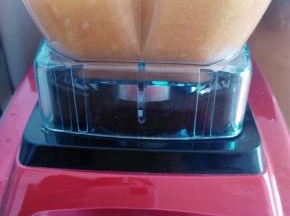 把苹果丁放入破壁机里打碎（没有破壁机可以用料理机，料理棒）