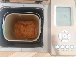 打碎的苹果泥放入面包机内，启动果酱程序