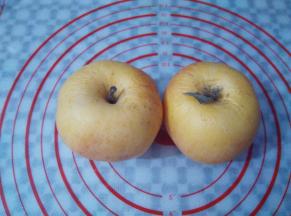 准备要做苹果酱的苹果。苹果焉了没关系，坏的不能做果酱