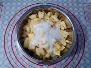苹果里撒入50克白砂糖，盖上保鲜膜放冰箱冷藏一个晚上（如果白天做放2小时就可以了）