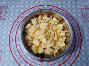 苹果切成小块的苹果丁，放入干净的盆里