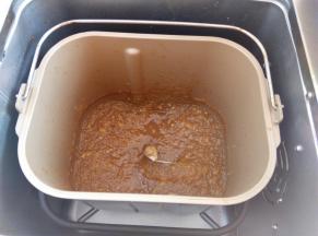 面包机的果酱程序完成，放凉后装瓶，装果酱的瓶子一定要用开水烫过，沥干水再装