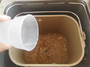 面包机显示最后还有10分钟的时候加入15克的白醋，口感酸甜，或者挤半个柠檬汁也可以的