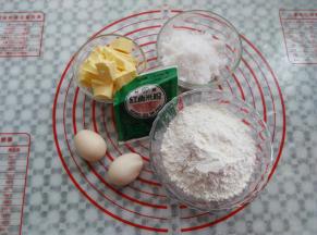 所有材料分别称出，鸡蛋比较小，2个带壳50克（去壳后40克）