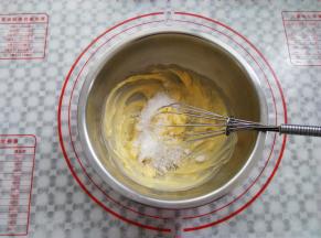 黄油软化，分2次加入细砂糖打到顺滑状态（黄油冬天可以隔热水软化）