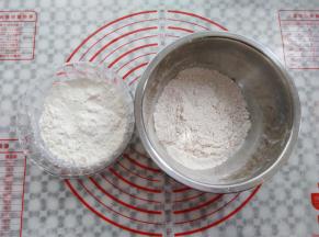 面粉平分成2份，其中一份加入1克红曲粉混合过筛