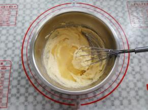 分2次加入全蛋液，打到蓬松状态