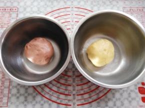 2个面团混合均匀，没有明显的干粉就可以了