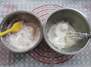 面粉平分成2份，其中一份加入1克红曲粉混合过筛