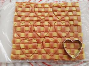 用模具在编好的面皮上印出想要的形状，放一边备用