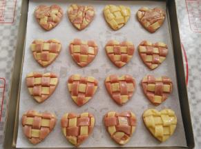 编好的饼干小心的盖到饼干底上，不要用力，小心果酱溢出来。在饼干胚上刷一层薄薄的蛋液，同时预热烤箱160度