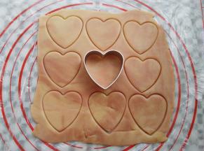 所有的毛边碎料揉匀擀成一张饼皮，用模具再次印出形状做饼干底，全部利用上