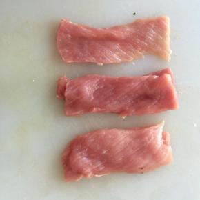 里脊肉切成薄片，宽度2cm左右，长度8-10cm.