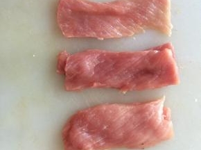 里脊肉切成薄片，宽度2cm左右，长度8-10cm.