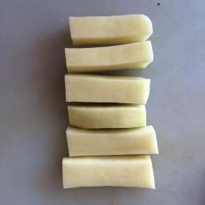 土豆去皮，切成宽度为1cm左右的粗条。