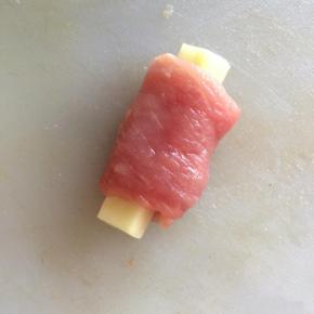 用里脊肉片包裹上土豆条。