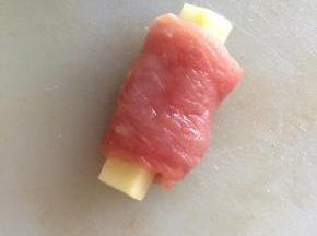 用里脊肉片包裹上土豆条。