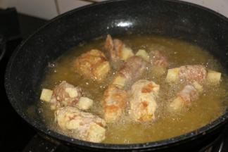 锅内倒入适量食用油，油温5成热时，放入肉块，中火炸至肉色金黄捞出沥去油分。注意油炸的时间不宜太久，1分钟左右即可，以免炸的时间太长，肉发柴。