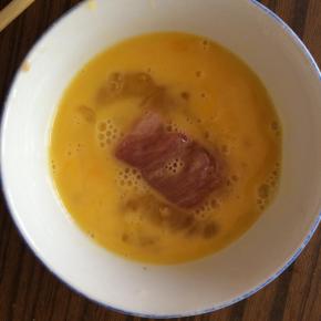 先裹满鸡蛋液。