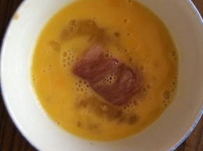 先裹满鸡蛋液。