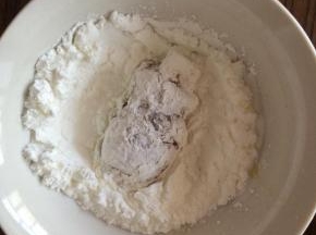 再裹满淀粉。