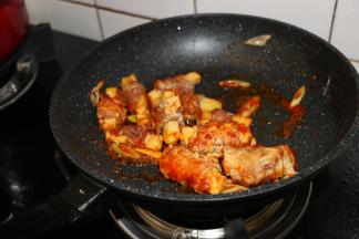 加入一勺糖，一勺醋，糖醋的比例是1比1，少许盐，翻炒均匀。\\