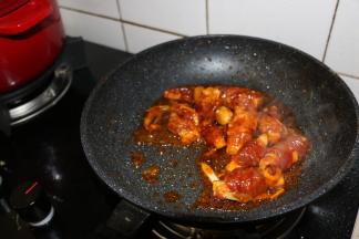 勾芡淋入锅中，大火收汁，待汤汁浓稠即可出锅。