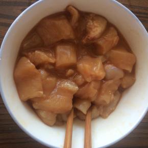 鸡肉丁用水淀粉，少许酱油腌制20分钟。