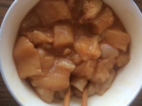 鸡肉丁用水淀粉，少许酱油腌制20分钟。