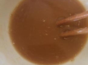 糖、淀粉、料酒、酱油，盐，少许水，勾成芡汁。