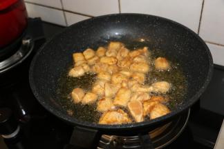 干油油锅内倒入腌制好的鸡肉丁，过油约半分钟，待鸡肉熟了，捞出沥分。