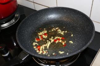 锅内留底油，煸香花椒、姜末、干辣椒。
