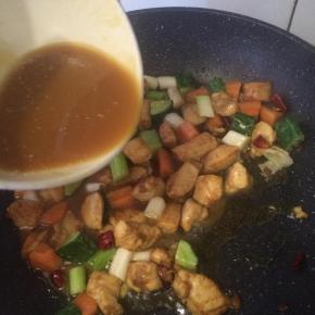 将芡汁淋入锅中，大火收汁。