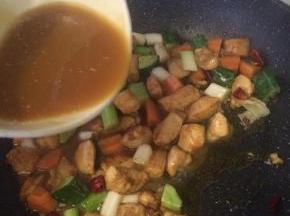 将芡汁淋入锅中，大火收汁。