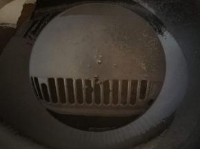 锅烧热，倒油，不要倒少了，多倒些，有些菜要好吃是省不了油的。