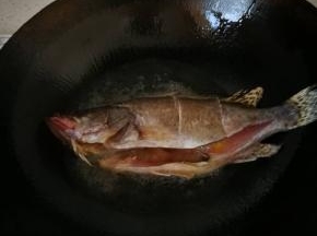 油7成热后，下鱼，开始煎，一直煎得两面焦黄，捞出鱼，关火