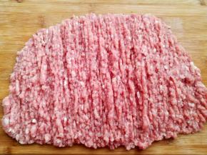 猪肉洗净后剁成肉沫，也可以用绞肉机绞碎（500克肉是2盘的份量）