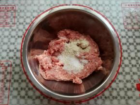 在肉沫里加入盐，胡椒粉，白砂糖稍微混合一下
