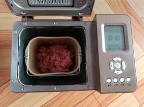 放入面包机，选择和面功能搅拌十分钟（没有面包机就用筷子同一个方向搅拌几分钟，让肉沫上筋一点）