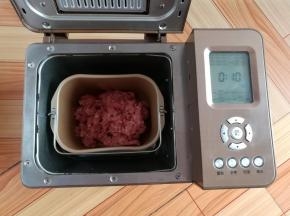 放入面包机，选择和面功能搅拌十分钟（没有面包机就用筷子同一个方向搅拌几分钟，让肉沫上筋一点）